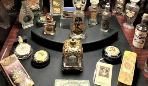 «Долголеты» Гагаринского района побывали в Русском музее парфюмерии