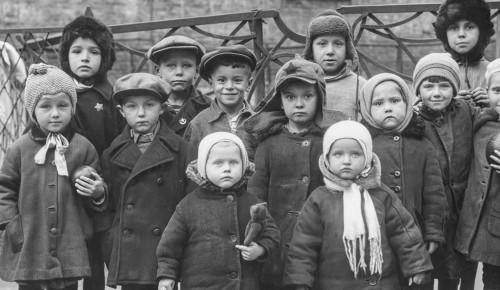 Главархив подготовил подборку детских снимков москвичей из их семейных коллекций