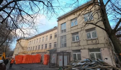 Старый фасад демонтировали в детской поликлинике в Зюзине