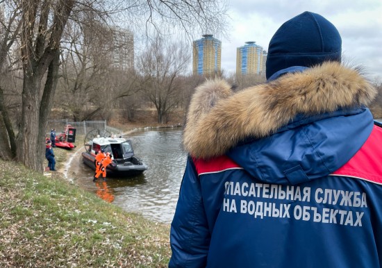 Обманчивый лед. Московские спасатели продемонстрировали технику для помощи пострадавшим на воде