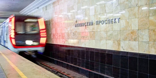 В переходе между станциями «Ленинский проспект» и «Площадь Гагарина» открыли выставку к четырехлетию МЦД