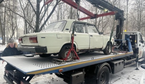 В Конькове эвакуировали брошенный автомобиль марки «ВАЗ»