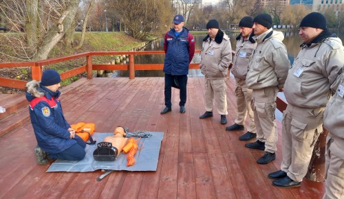 Сотрудники Департамента ГОЧСиПБ провели инструкторско-методическое занятие по спасению утопающих