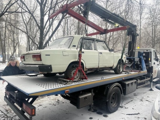 В Конькове эвакуировали брошенный автомобиль марки «ВАЗ»