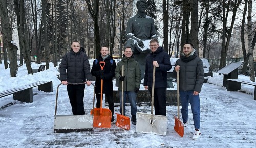 Студенты РГУ имени Губкина вышли на уборку территории после снегопада