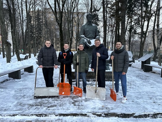 Студенты РГУ имени Губкина вышли на уборку территории после снегопада