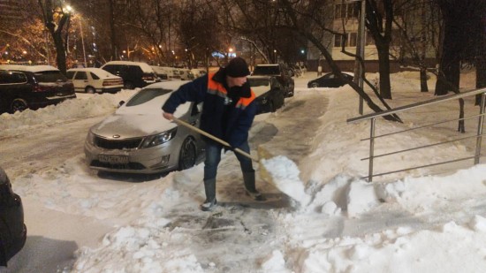 «Жилищник района Черемушки» рассказал, как проводится уборка спортивных площадок зимой