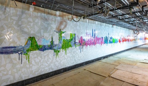 В переходе строящейся станции метро «Университет дружбы народов» завершен монтаж мозаичного панно