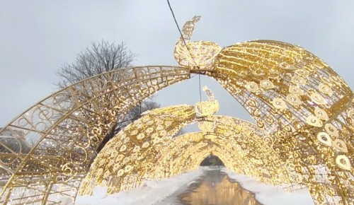 Новогодние украшения возле Цирка на проспекте Вернадского