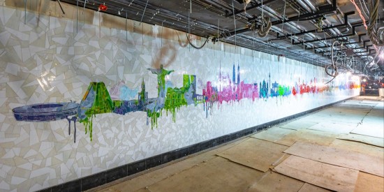 В переходе строящейся станции метро «Университет дружбы народов» завершен монтаж мозаичного панно