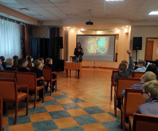 Воспитанники школы №626 пообщались с детской писательницей Татьяной Крыловой