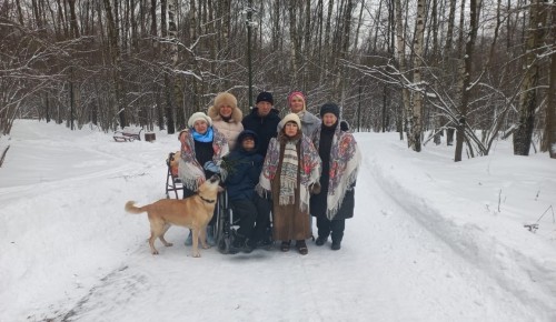 Для жителей геронтологического центра «Тропарёво» организовали эко-прогулку и зимнюю фотосессию