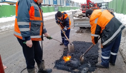 В Конькове на ул. Академика Опарина проведен ямочный ремонт «холодным» асфальтом