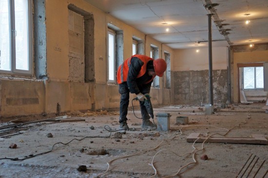 В здании поликлиники на ул. Винокурова на 90% завершен демонтаж перегородок
