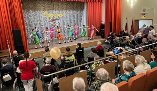 Для жителей геронтологического центра «Тропарево» организовали концерты воспитанники творческих студий