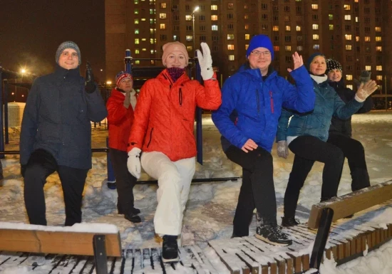 Жаркий фитнес на морозе. На спортивной площадке в Бутово начались занятия