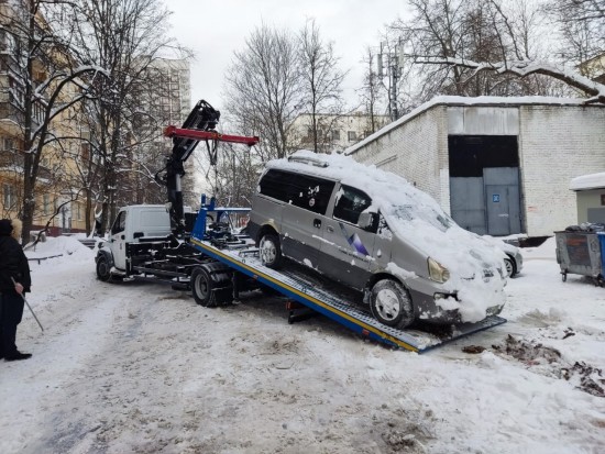 В Конькове с парковки на ул. Введенского эвакуировали брошенную иномарку