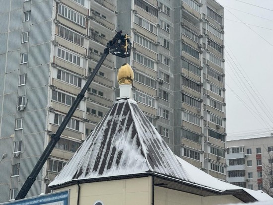 В Конькове установили три купола и кресты на крыше нового временного храма