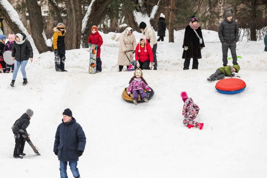 В Воронцовском парке открыли горку для катания детей и взрослых