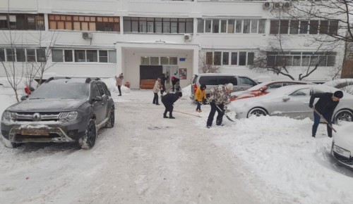 В Обручевском районе состоялся субботник по расчистке дворовых территорий от снега и наледи