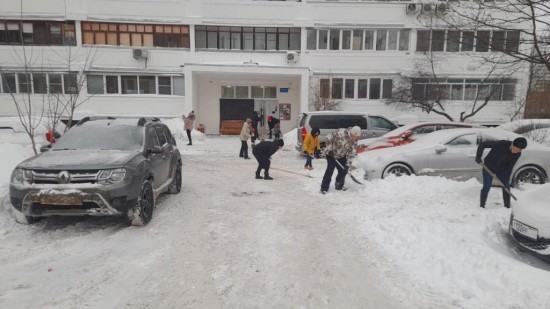 В Обручевском районе состоялся субботник по расчистке дворовых территорий от снега и наледи