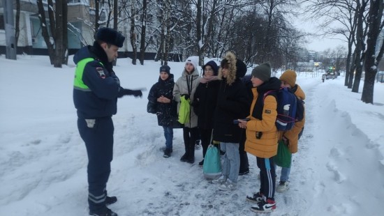 Сотрудники Госавтоинспекции и школьники исследуют улицы Юго-Западного округа столицы