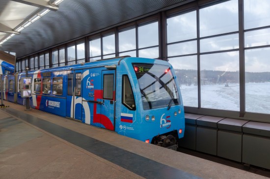 На красной ветке метро запустили поезд о градостроительных проектах столицы