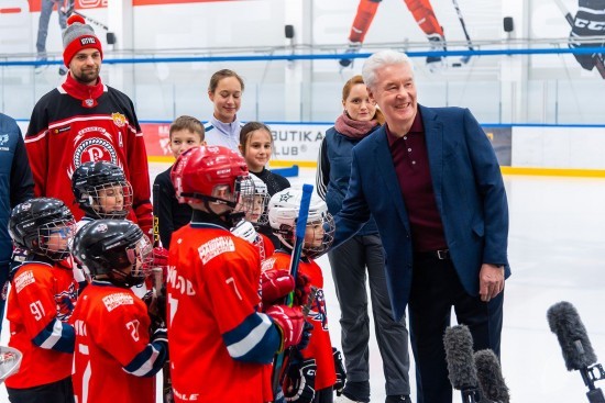 Собянин: В хоккей в Москве регулярно играют более 139 тыс жителей