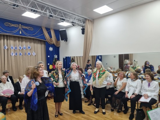 В СП «Коньково» провели предновогодний концерт для жителей района старшего поколения