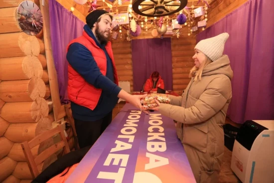 На фестивале «Путешествие в Рождество» в ЮЗАО работают пункты сбора подарков