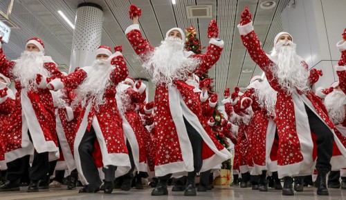 Деды Морозы поздравили пассажиров на БКЛ и оранжевой ветке метро