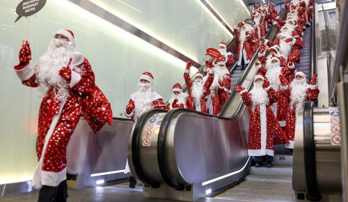 Деды Морозы поздравили пассажиров на БКЛ метро