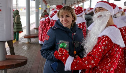 На БКЛ и «оранжевой» ветке метро пассажиров поздравили Деды Морозы