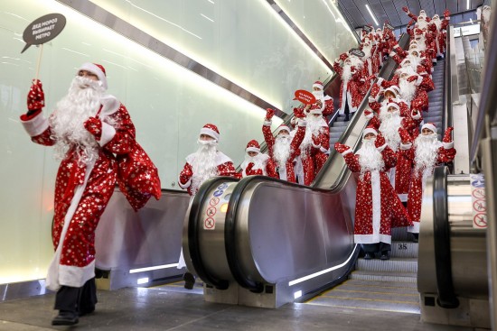 Пассажиров «оранжевой» ветки метро поздравили Деды Морозы