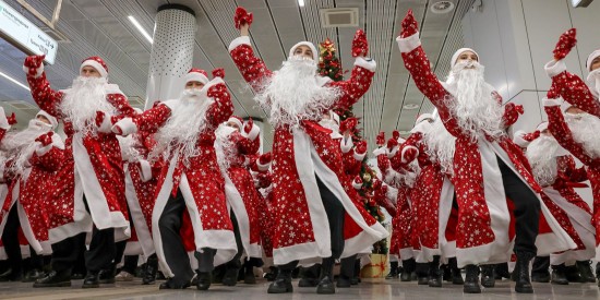Деды Морозы поздравили пассажиров на БКЛ и оранжевой ветке метро