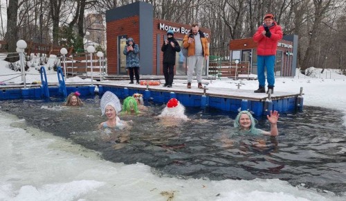 Молодильный эффект. Любители моржевания устроили зимний праздник в Воронцовском парке