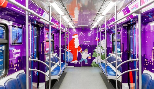На красной, оранжевой и серой ветках метро запустили новогодние составы
