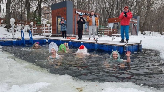 Молодильный эффект. Любители моржевания устроили зимний праздник в Воронцовском парке