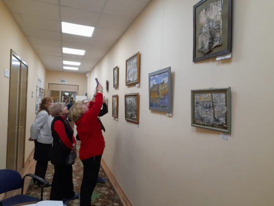 В библиотеке №186 открылась выставка работ художницы Елены Вороновой