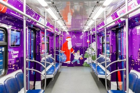 На красной, оранжевой и серой ветках метро запустили новогодние составы