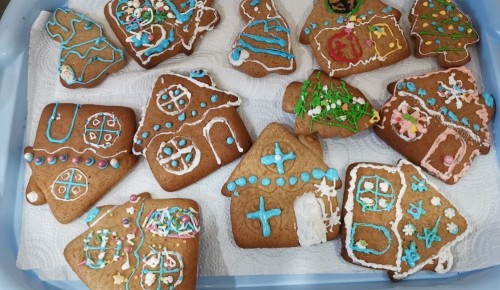Воспитанники Воскресной школы Зюзина испекли печенье для «жителей» «Доброго дома»