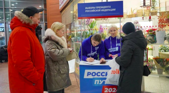 Представители ОНФ и «Единой России» Москвы сдали в избирательный штаб часть подписей в поддержку Путина