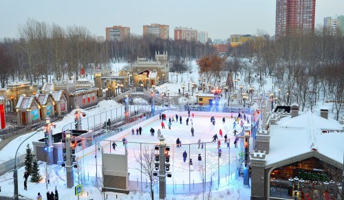 В Теплом Стане бесплатный каток на фестивальной площадке будет открыт до конца зимы