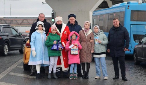 Полицейский Дед Мороз совместно с Общественным советом при УВД по ЮЗАО поздравили автолюбителей с наступающим Новым 2024 годом