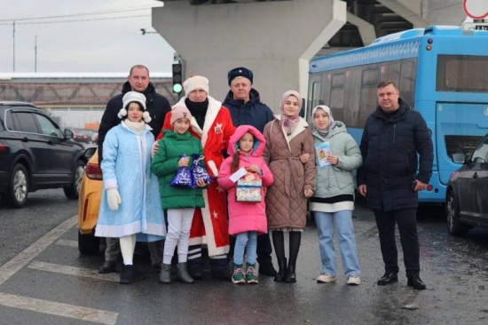 Полицейский Дед Мороз совместно с Общественным советом при УВД по ЮЗАО поздравили автолюбителей с наступающим Новым 2024 годом