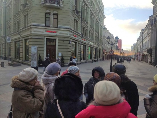 Жители Конькова поучаствовали в пешеходной экскурсии по центру Москвы