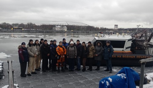 Спасать провалившегося под лед человека научили на занятиях