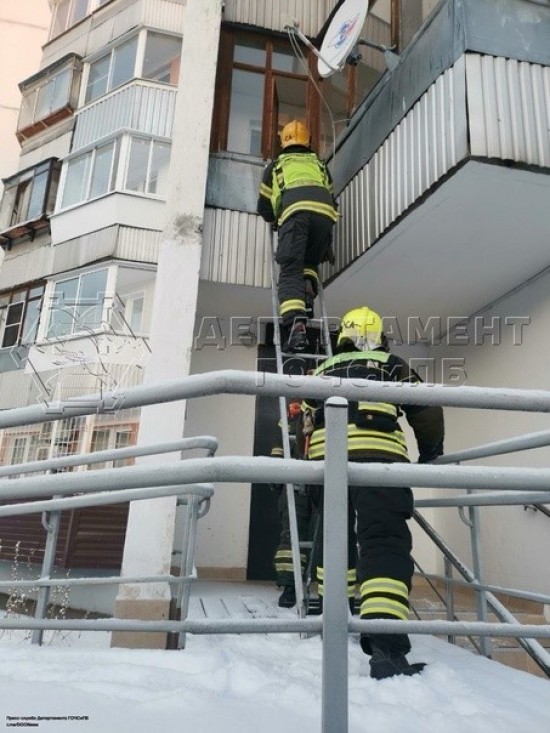 Спасатели в ЮЗАО оказали помощь пожилой женщине