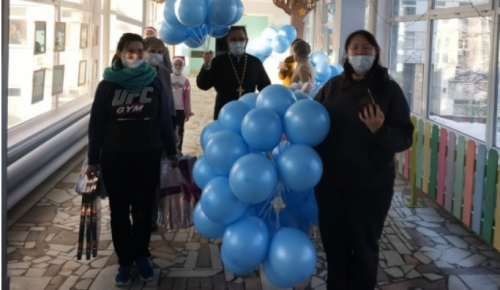 Прихожане храма района Зюзино поздравили с Рождеством маленьких пациентов клинической больницы