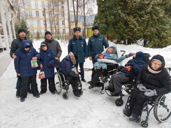 Сотрудники Управления МЧС по ЮЗАО поздравили с наступающим Новым годом воспитанников Свято-Софийского социального дома